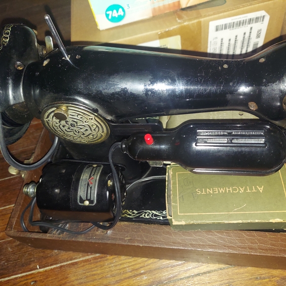 Ureka Other - Vintage Black Sewing Machine